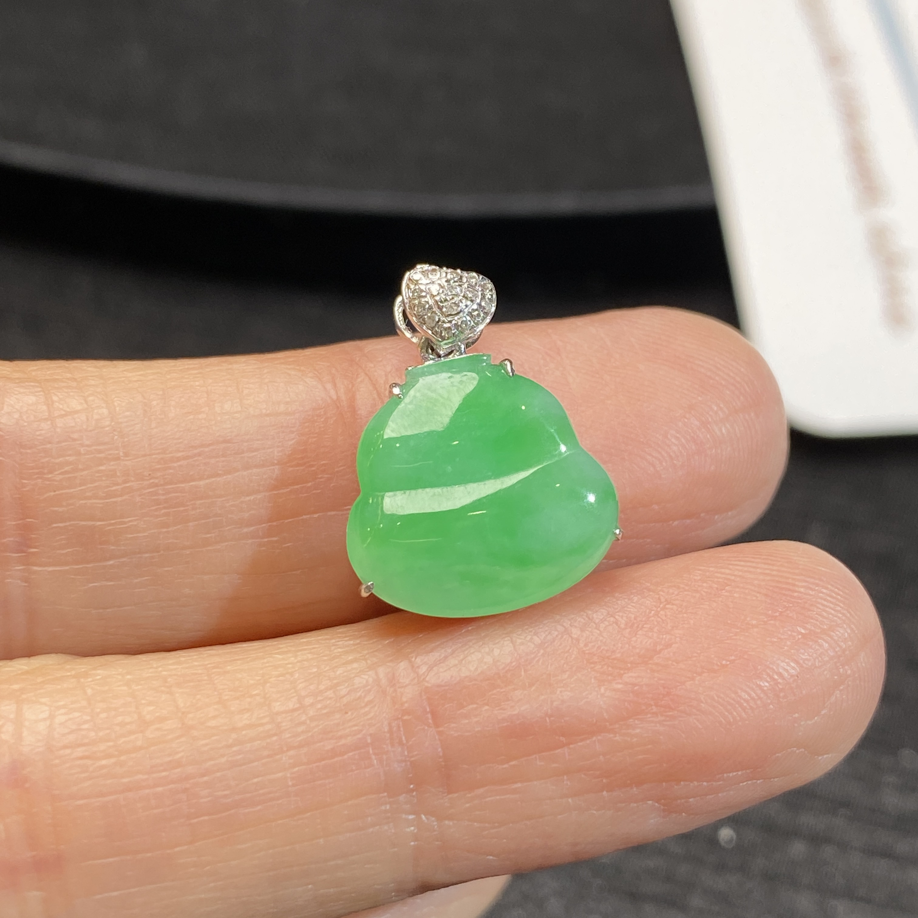 18k镶钻阳绿小葫芦翡翠吊坠 种老色好 冰透水润 上身大气精致