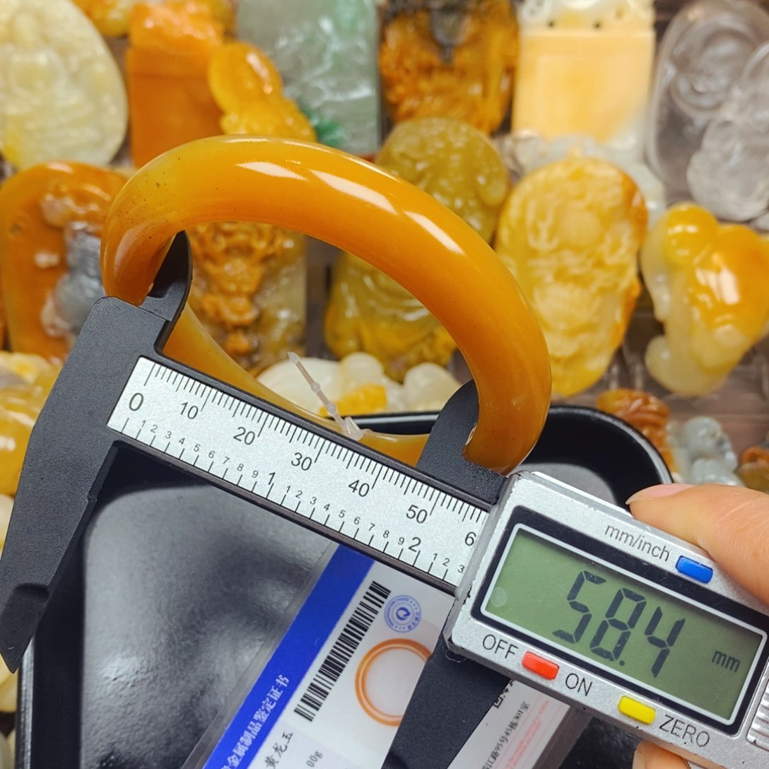 石英质玉（黄龙玉）未镶嵌颈饰