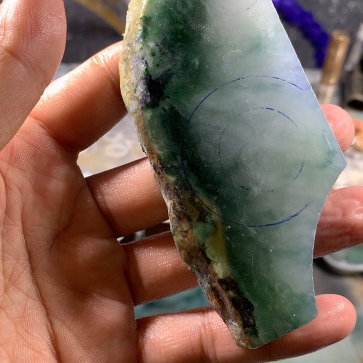 翡翠未镶嵌颈饰明**上