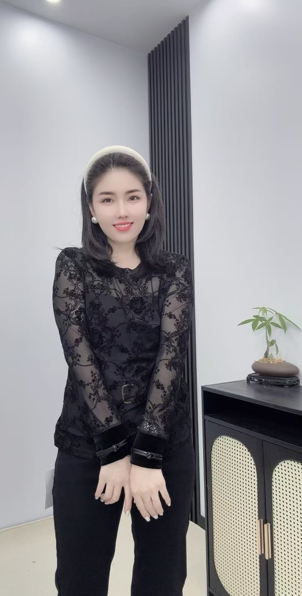 【新款上新】蕾丝绣花微透上衣内搭显瘦修身T恤女