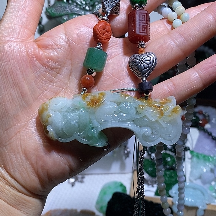 翡翠未镶嵌吊坠(赠链)