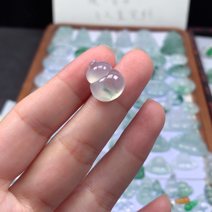 颈饰未镶嵌翡翠高冰飘花葫芦