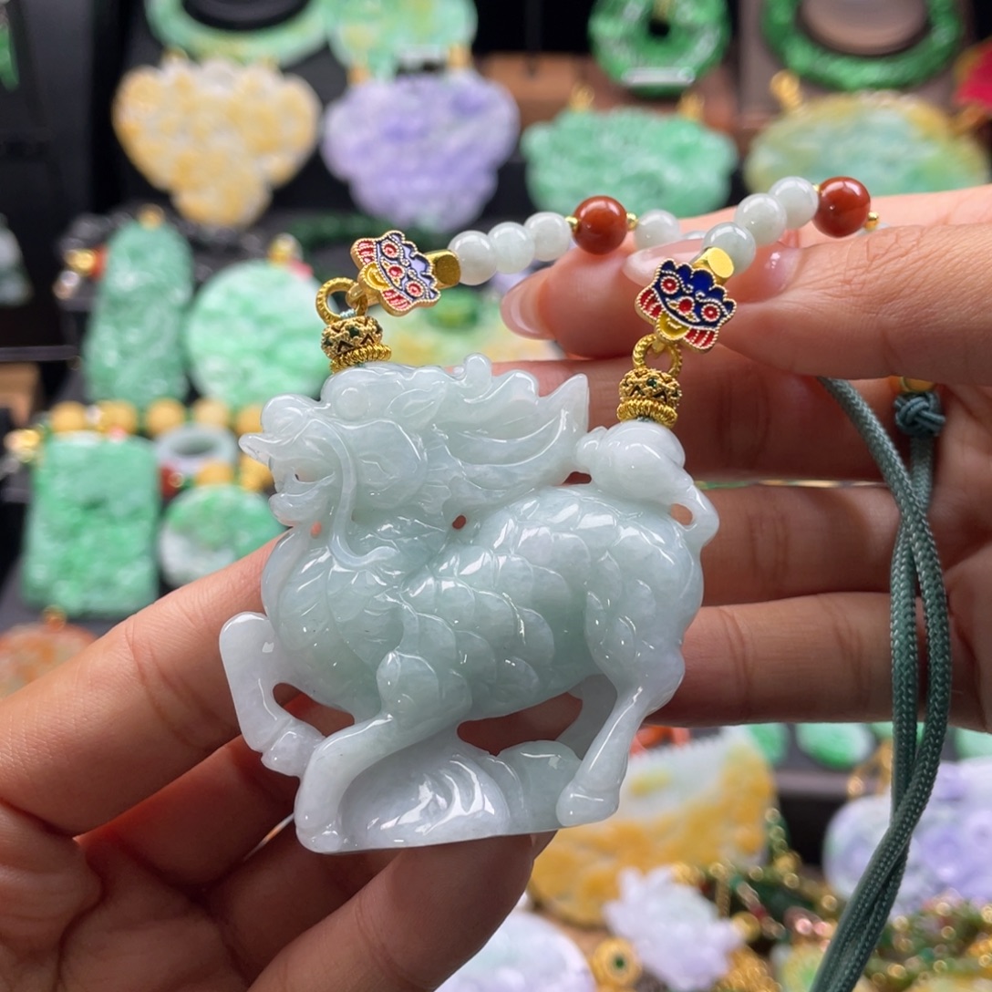 小***姐翡翠未镶嵌颈饰代编织