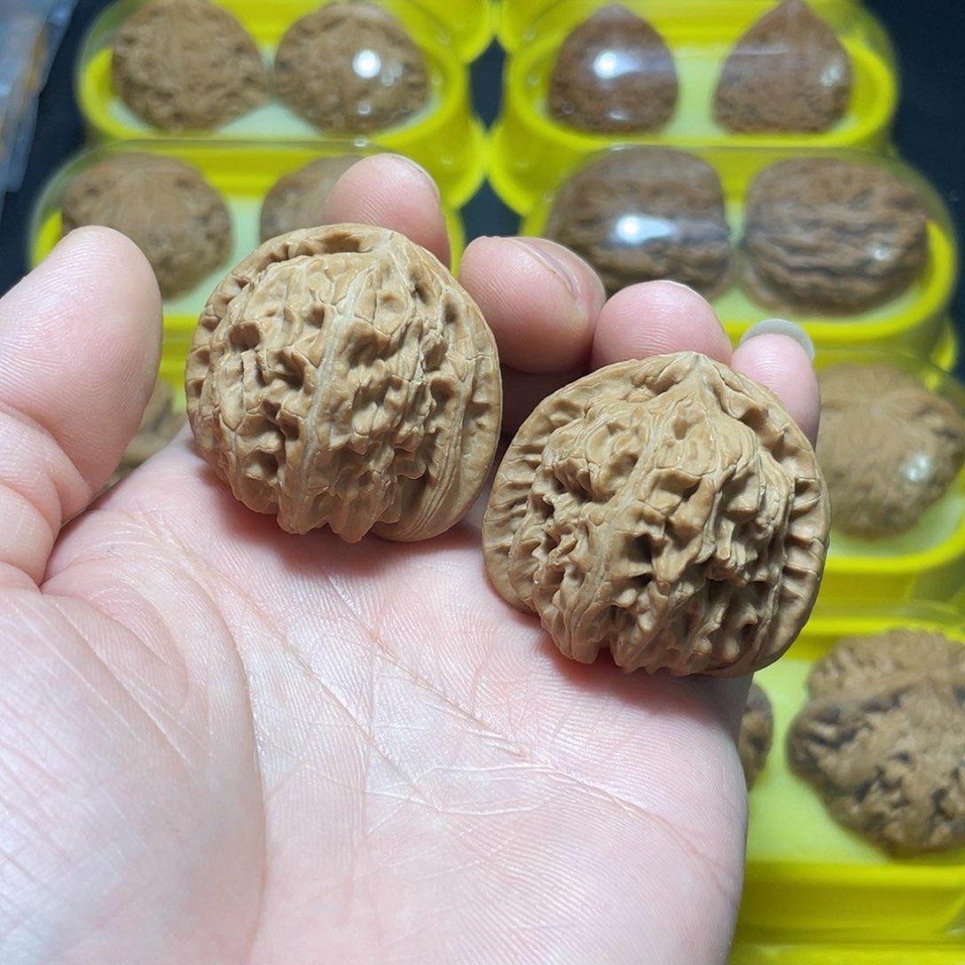 文玩核桃把件39尺三角全品白狮子