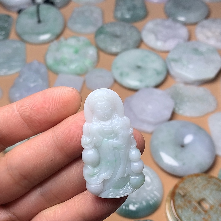 翡翠未镶嵌颈饰观音