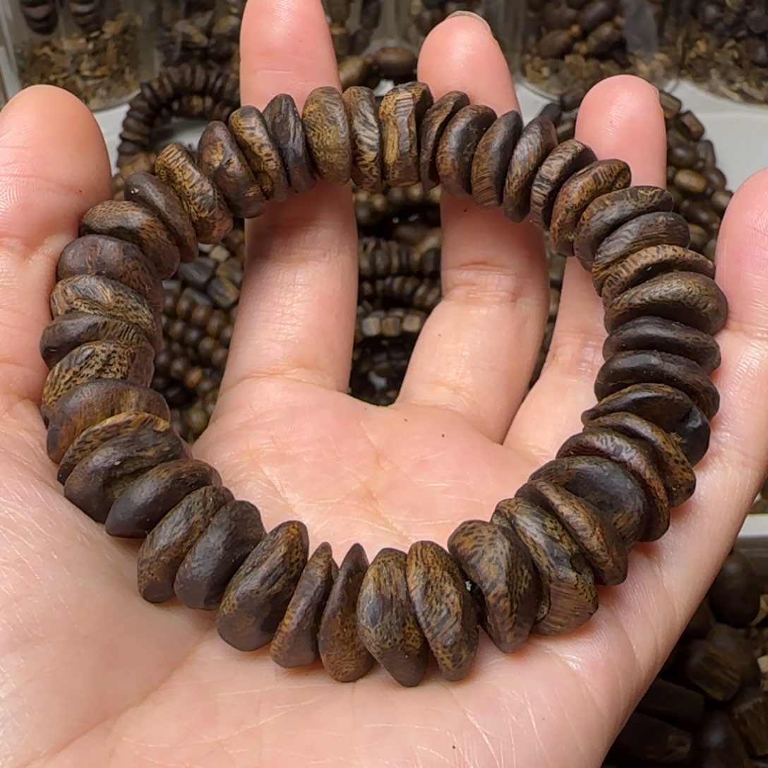 虎***踪沉香手串单圈树丁包壳22克+