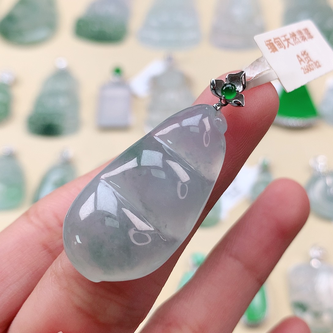 翡翠18K金镶嵌颈饰豆子