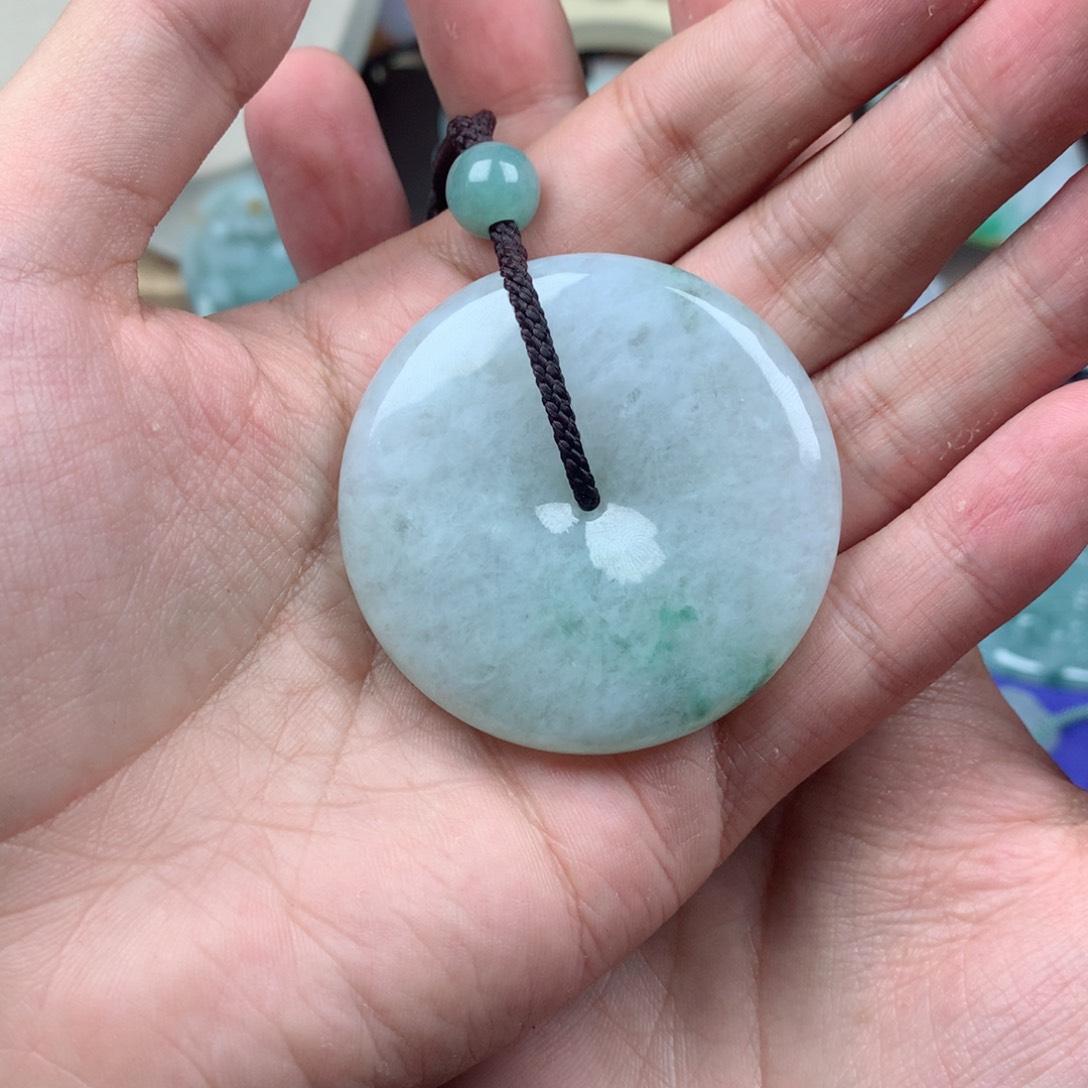 翡翠颈饰未镶嵌飘花大肥扣