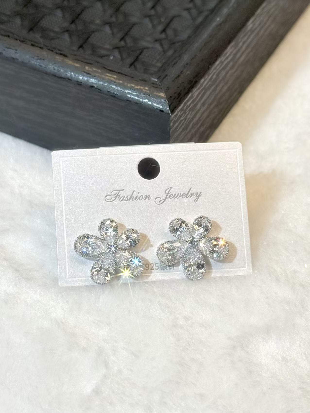 925银合成锆石耳饰 五瓣钻花钉