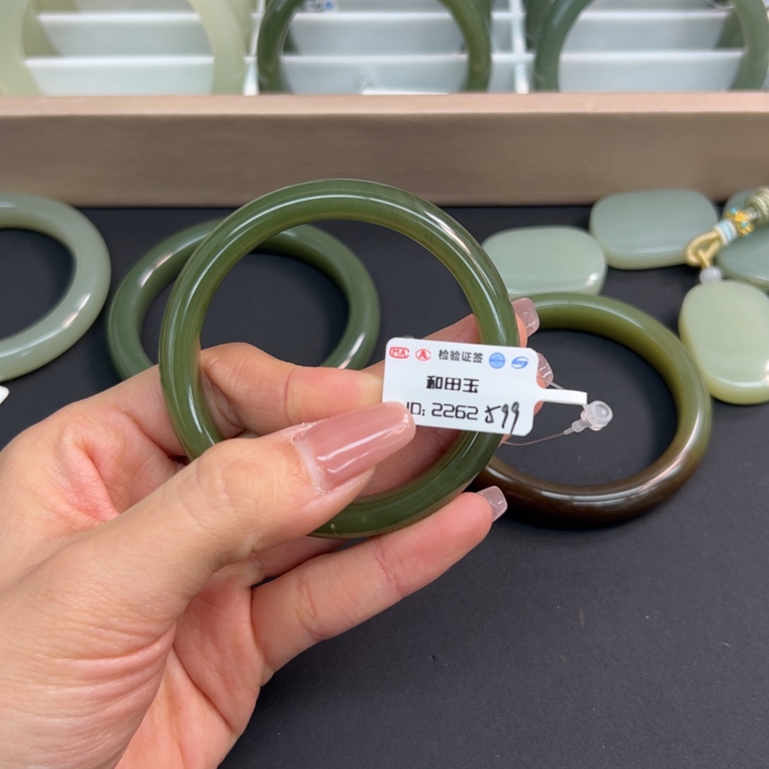 和田玉未镶嵌手镯