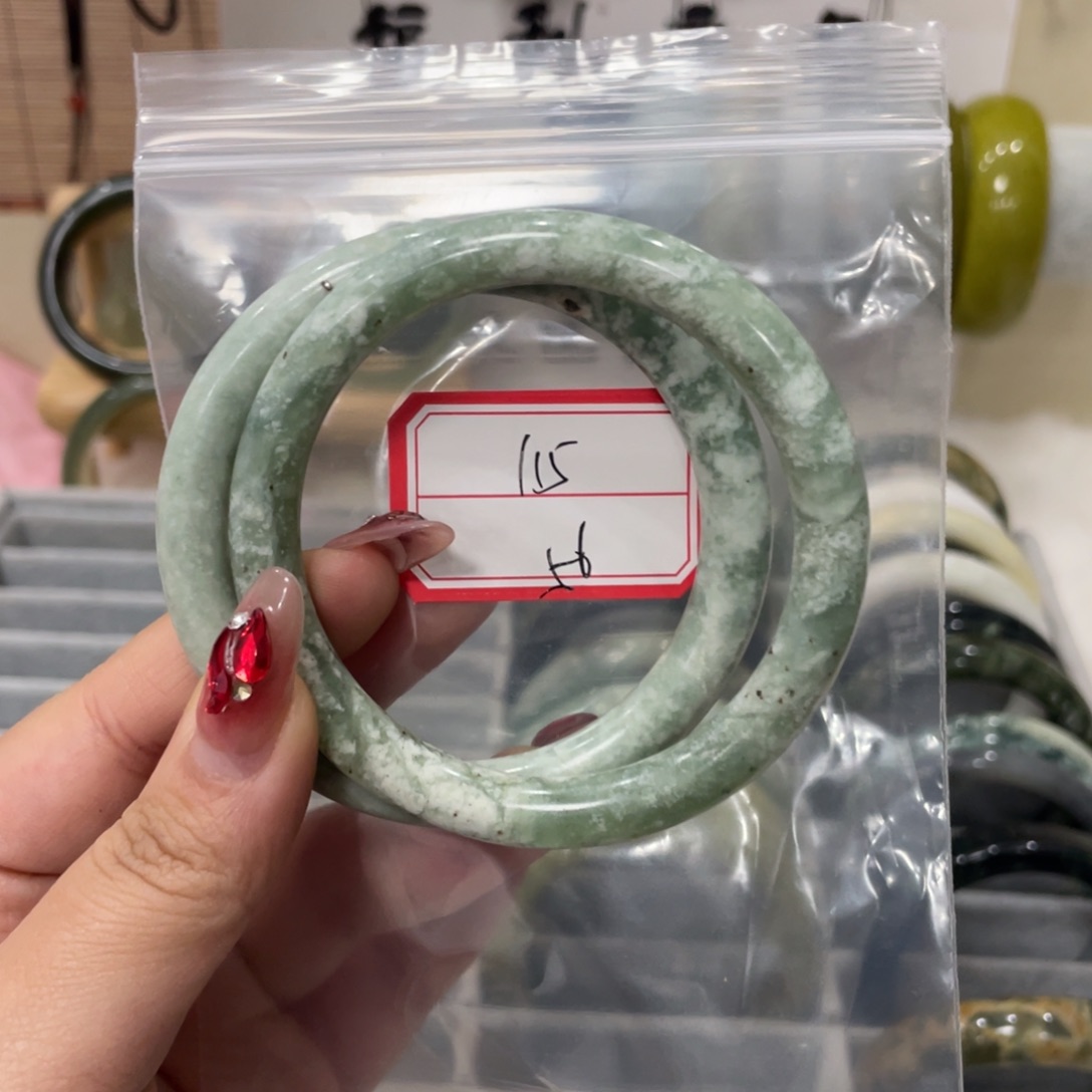 蛇纹石玉手镯未镶嵌