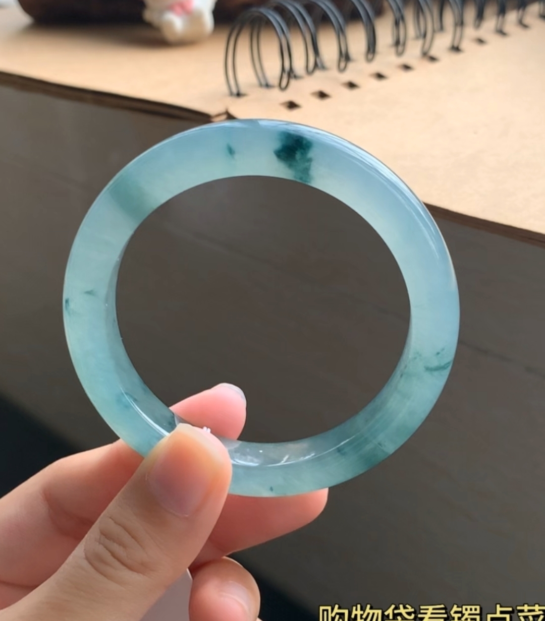 1.30批89号手镯52.5-11.2-8.2冰油青飘花镯！意境天成的水墨画！