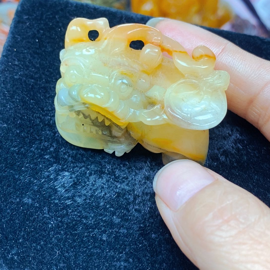 未镶嵌石英质玉（黄龙玉）颈饰