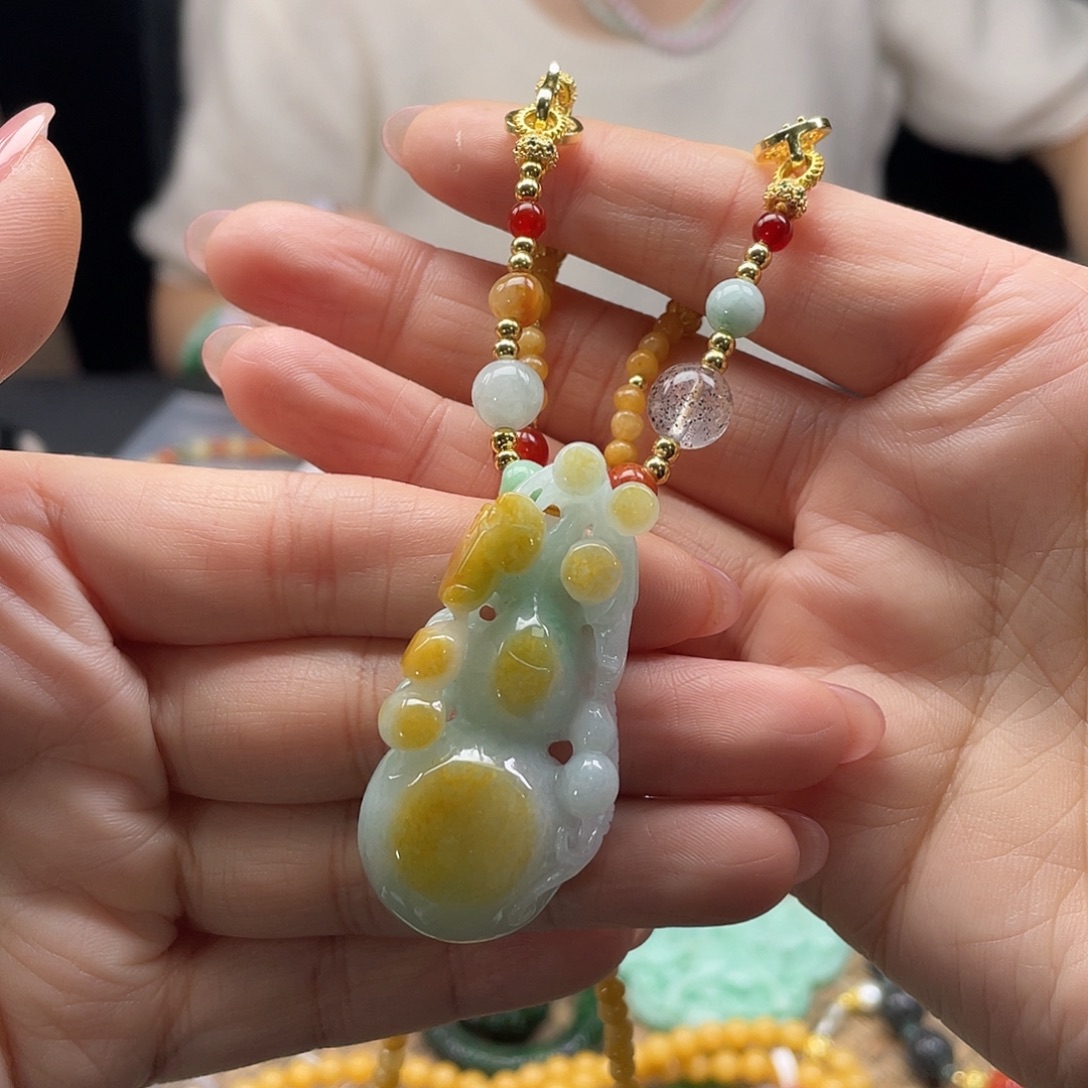 翡翠未镶嵌颈饰待编织