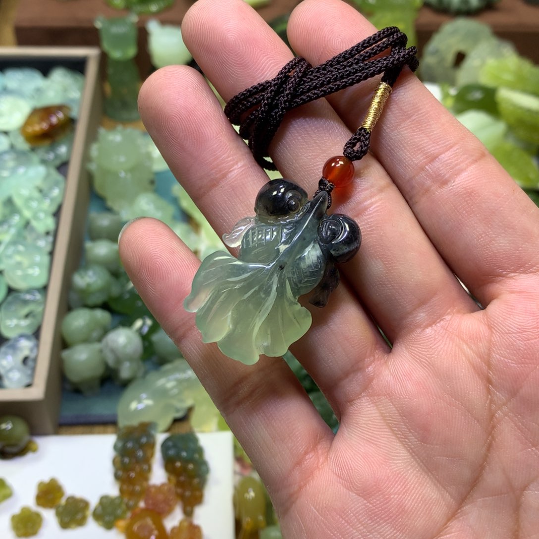 岫玉颈饰未镶嵌金鱼