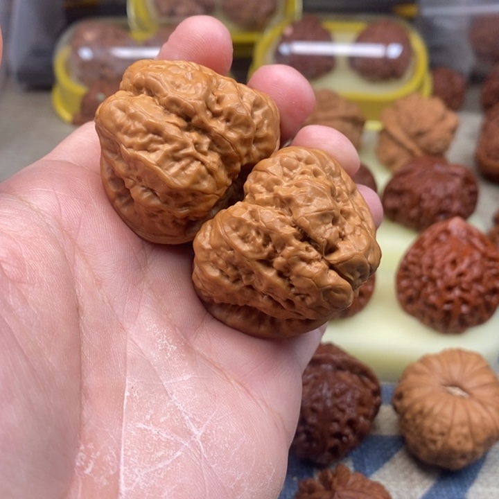 文玩核桃把件红***面核桃