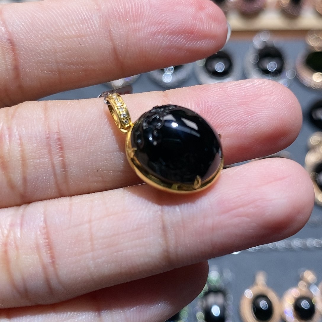 颈饰18K金镶嵌翡翠墨翠金蟾