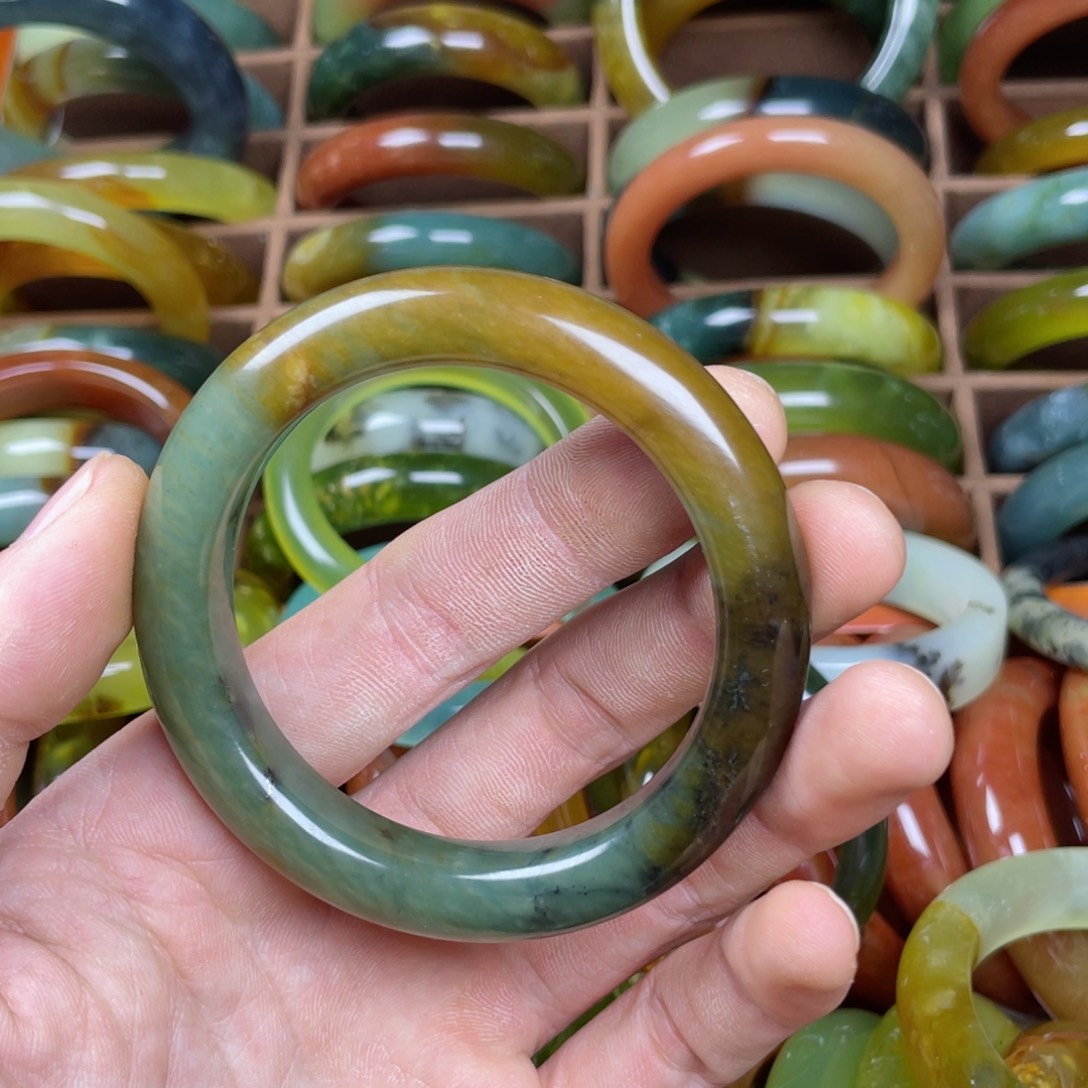 蛇纹石玉未镶嵌手镯