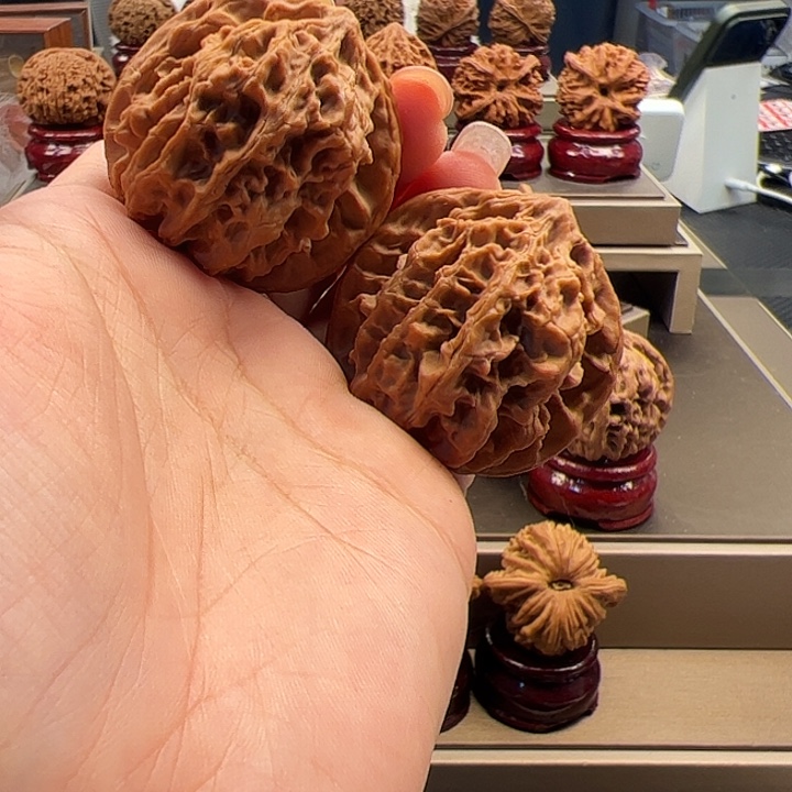 彤***鱼文玩核桃把件小花 a-065