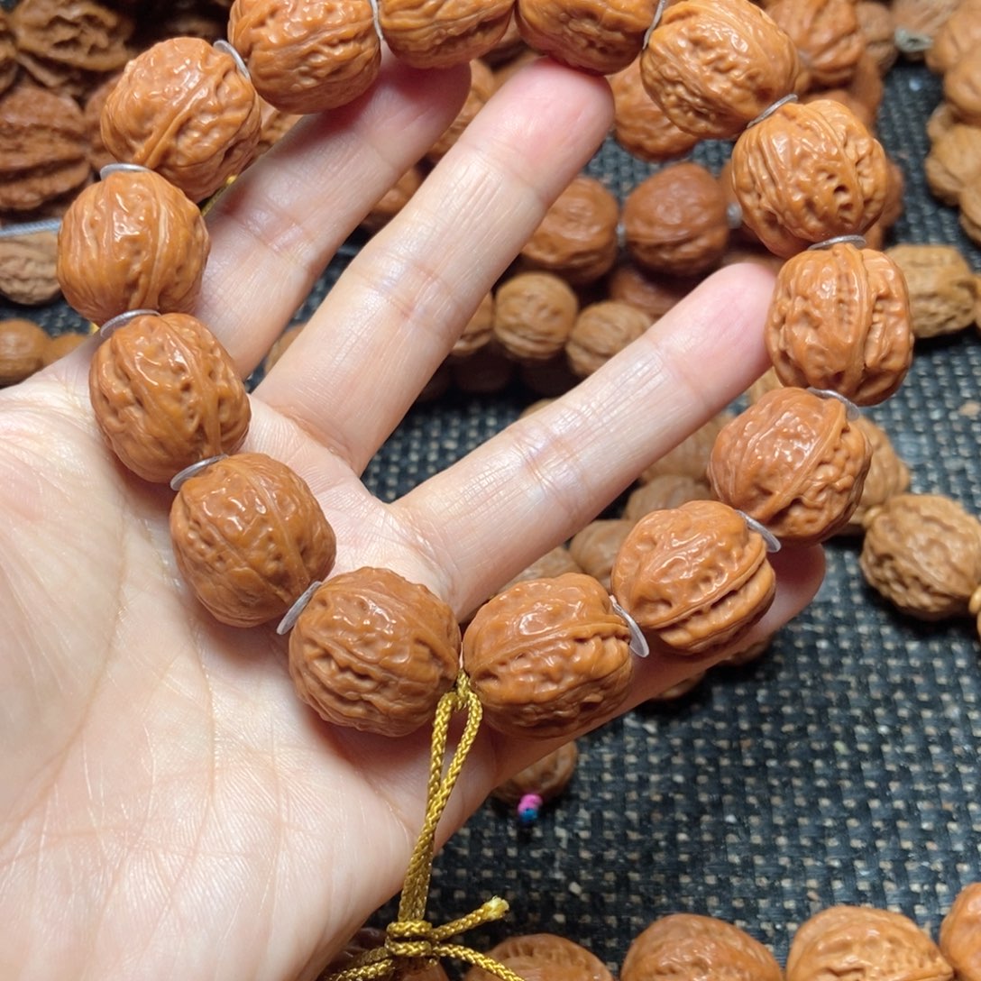 拎***臣桃核吊坠方墩手串