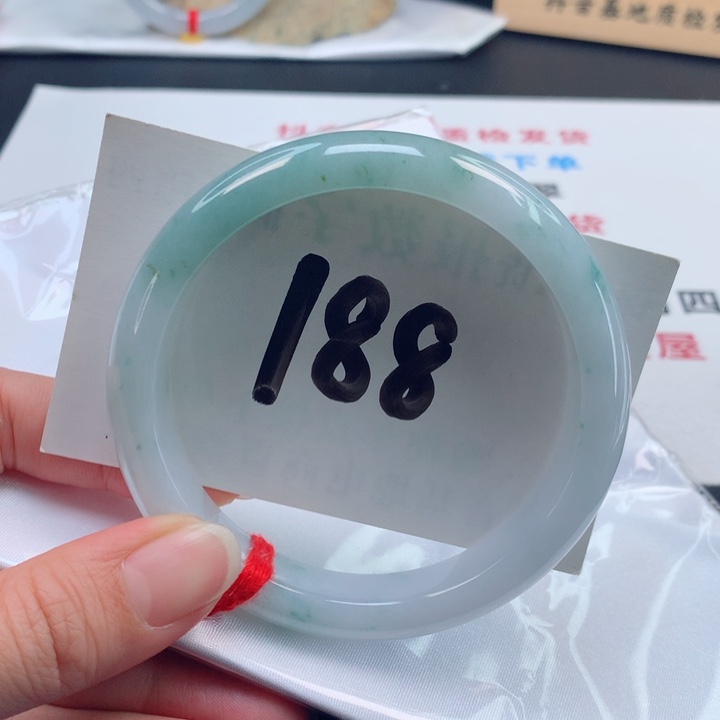 翡翠手镯未镶嵌冰