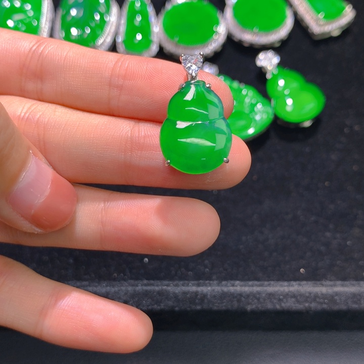 翡翠银S925镶嵌颈饰一个