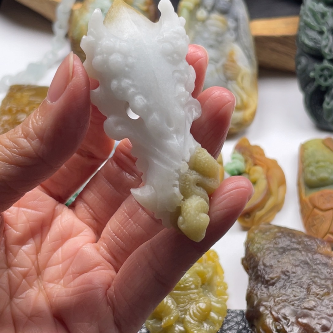 琅***川定制翡翠未镶嵌龙骨