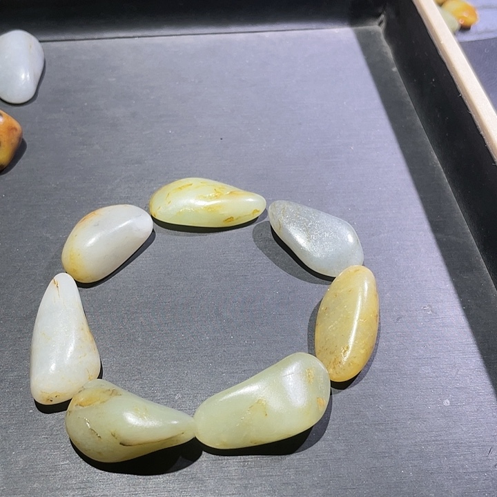 专***喷和田玉（子料）未镶嵌颈饰