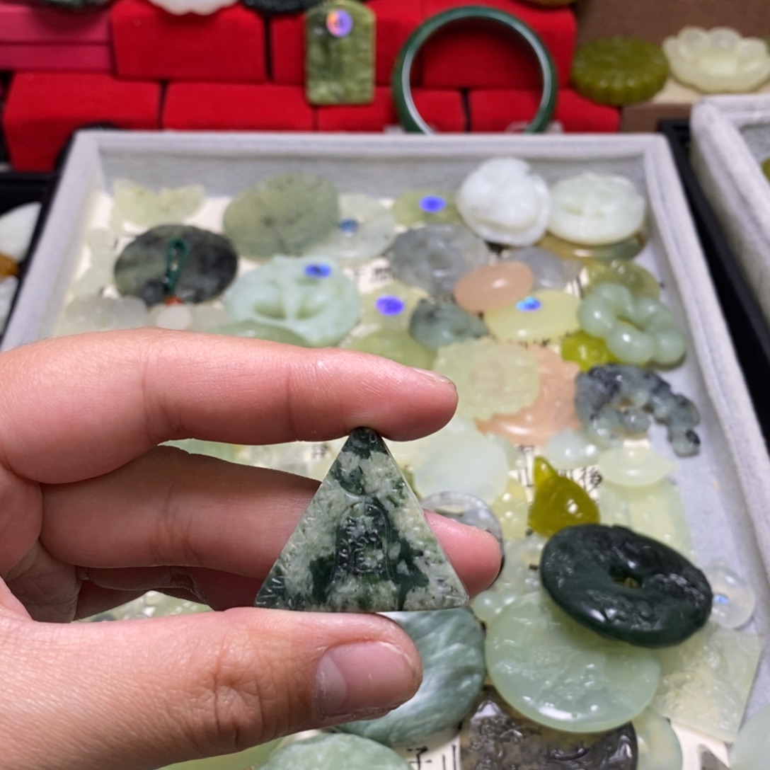 蛇纹石玉颈饰未镶嵌护身符