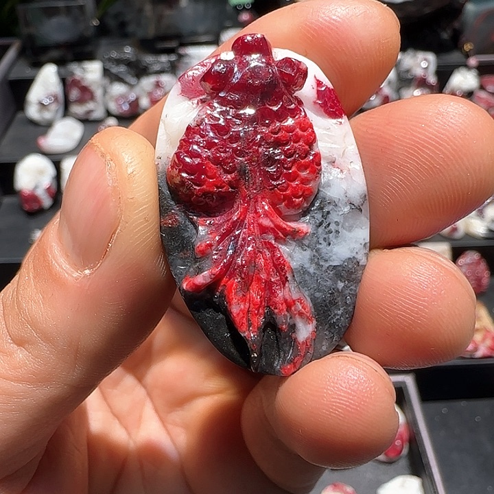 天然辰砂执****老纯天然朱砂原石原矿雕刻小鲸鱼