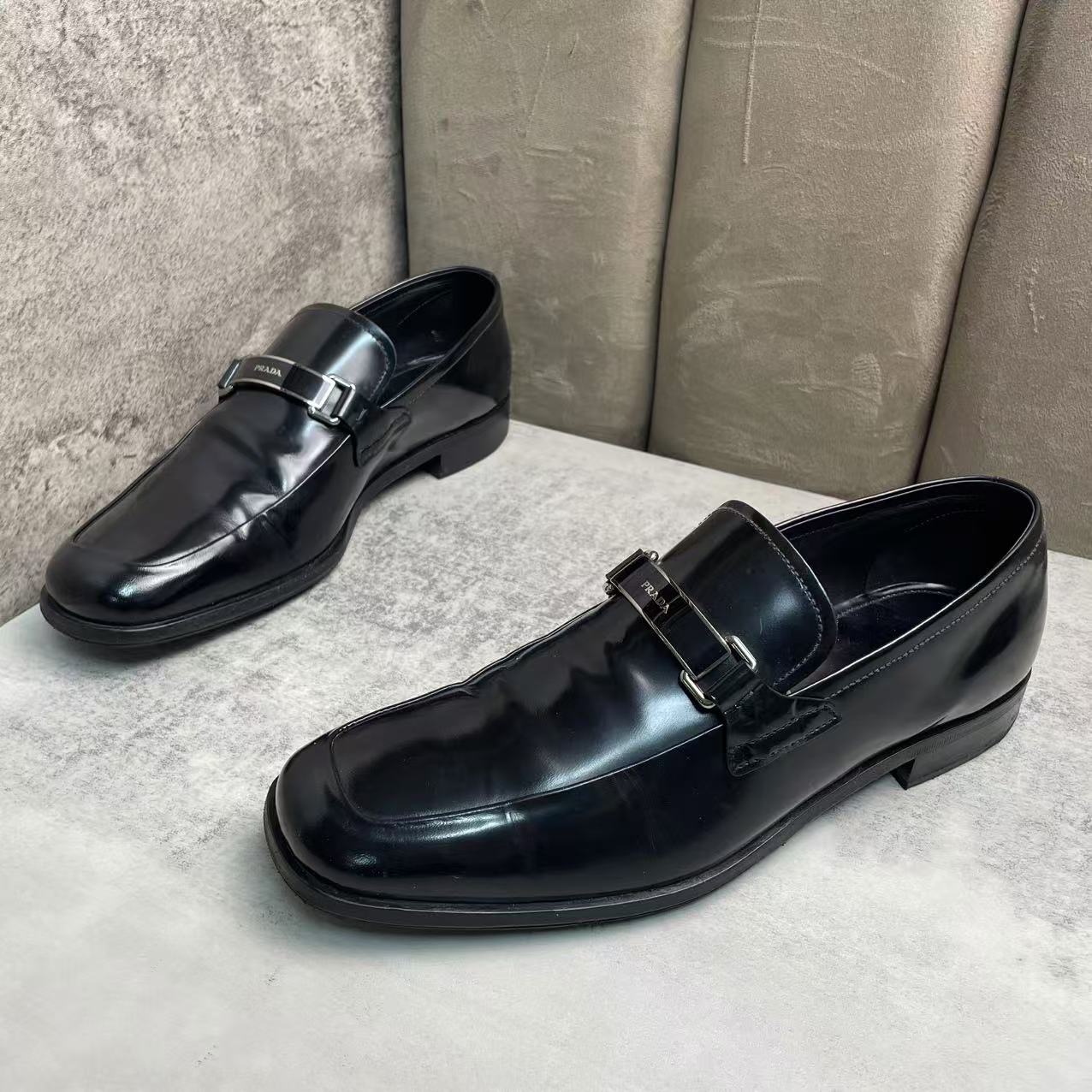 95新 Prada/普拉达 黑色亮面徽标时尚百搭休闲皮鞋/41码