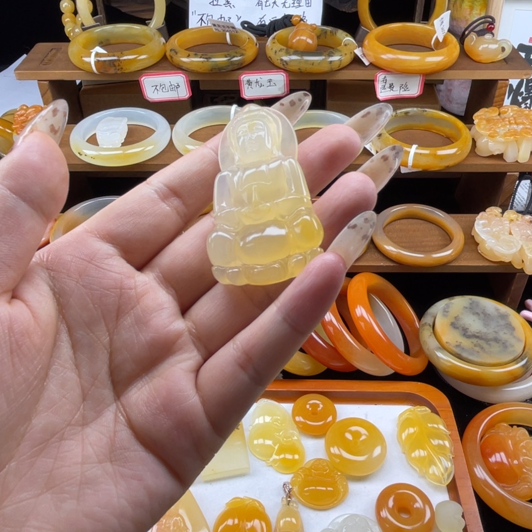 石英质玉（黄龙玉）未镶嵌颈饰