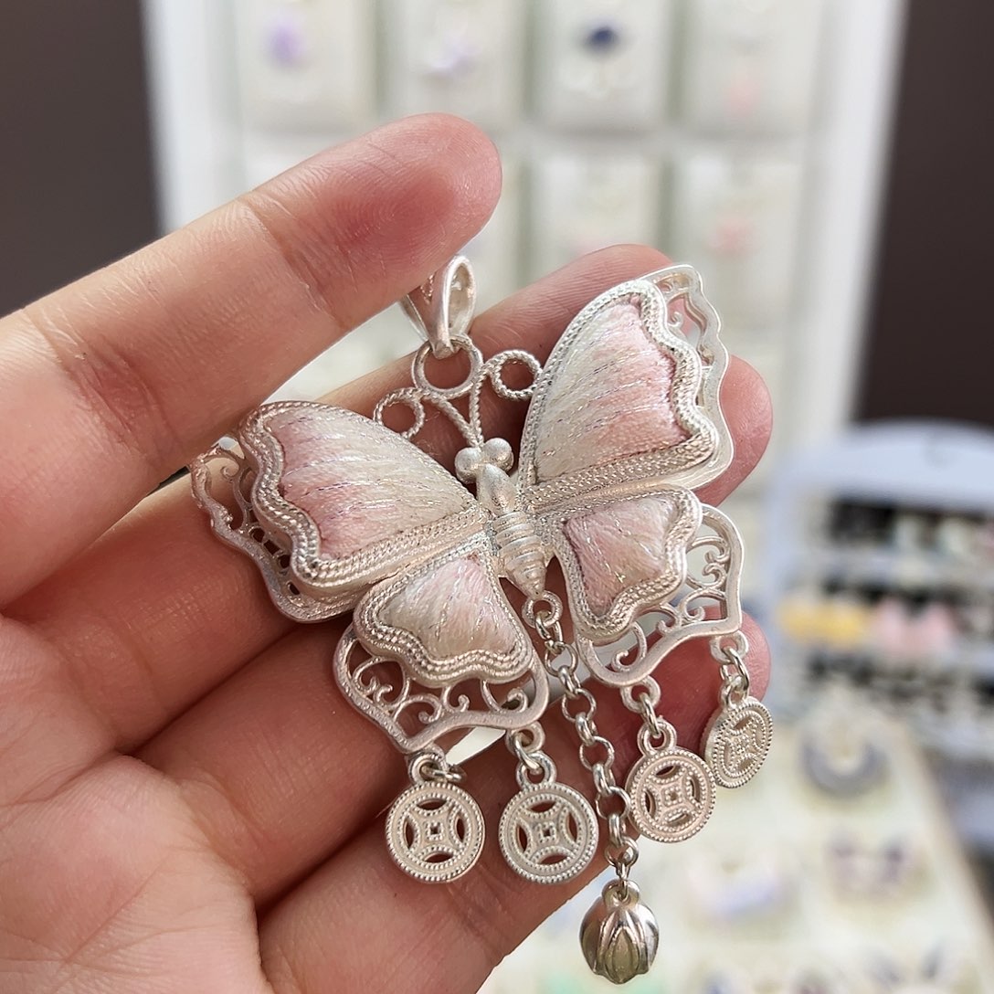 布艺合金蝴蝶吊坠1