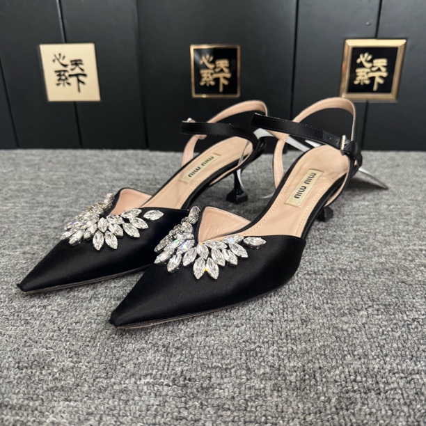 95新 MIU MIU/缪缪 缎面水钻尖头高跟鞋34码ysc3273