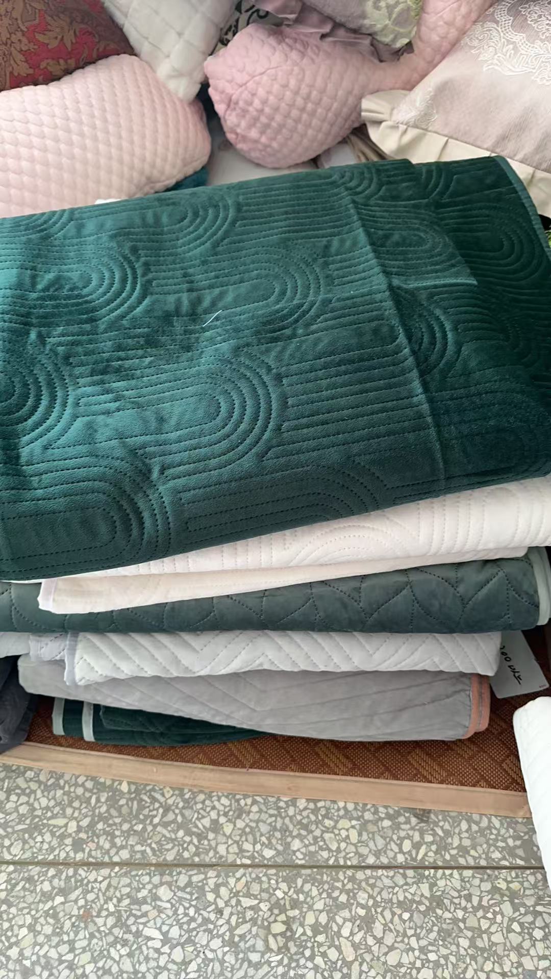 《兵哥外贸》3楼200×230杂款天鹅绒床盖 发一个 不挑色破洞款