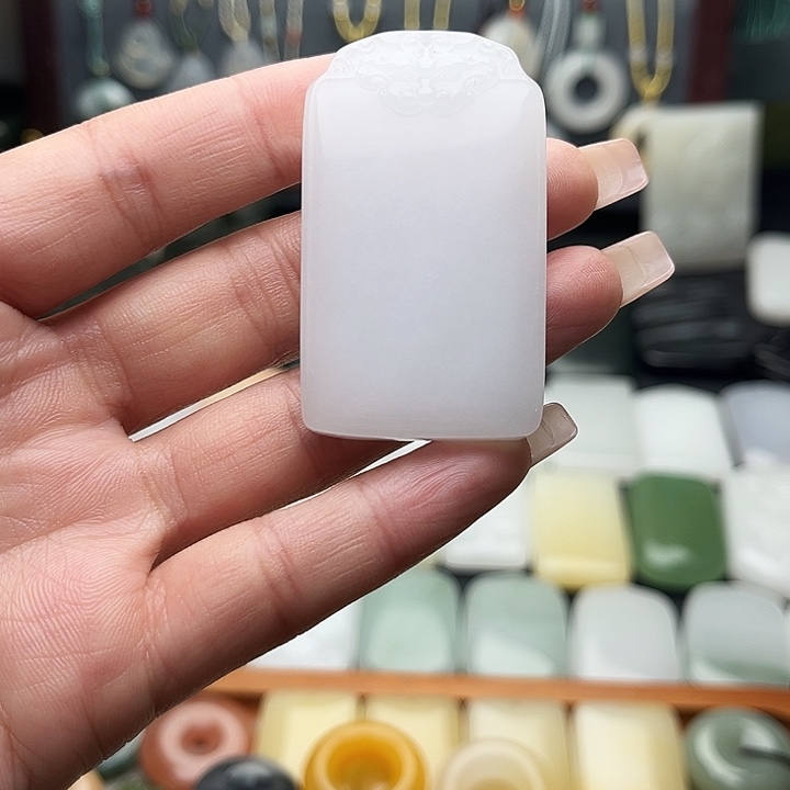石英质玉（金丝玉）未镶嵌颈饰