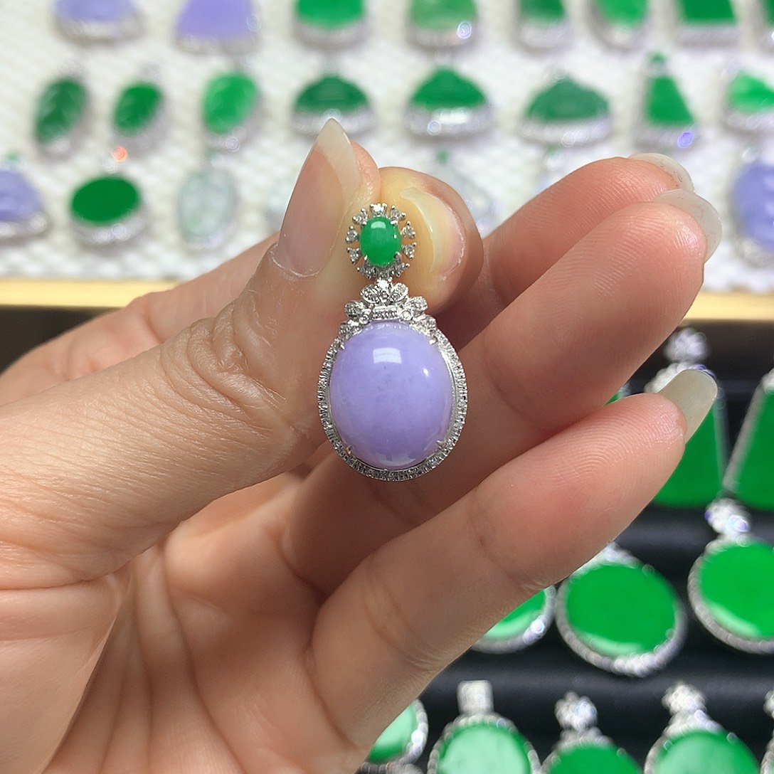 颈饰18K金镶嵌翡翠吊坠