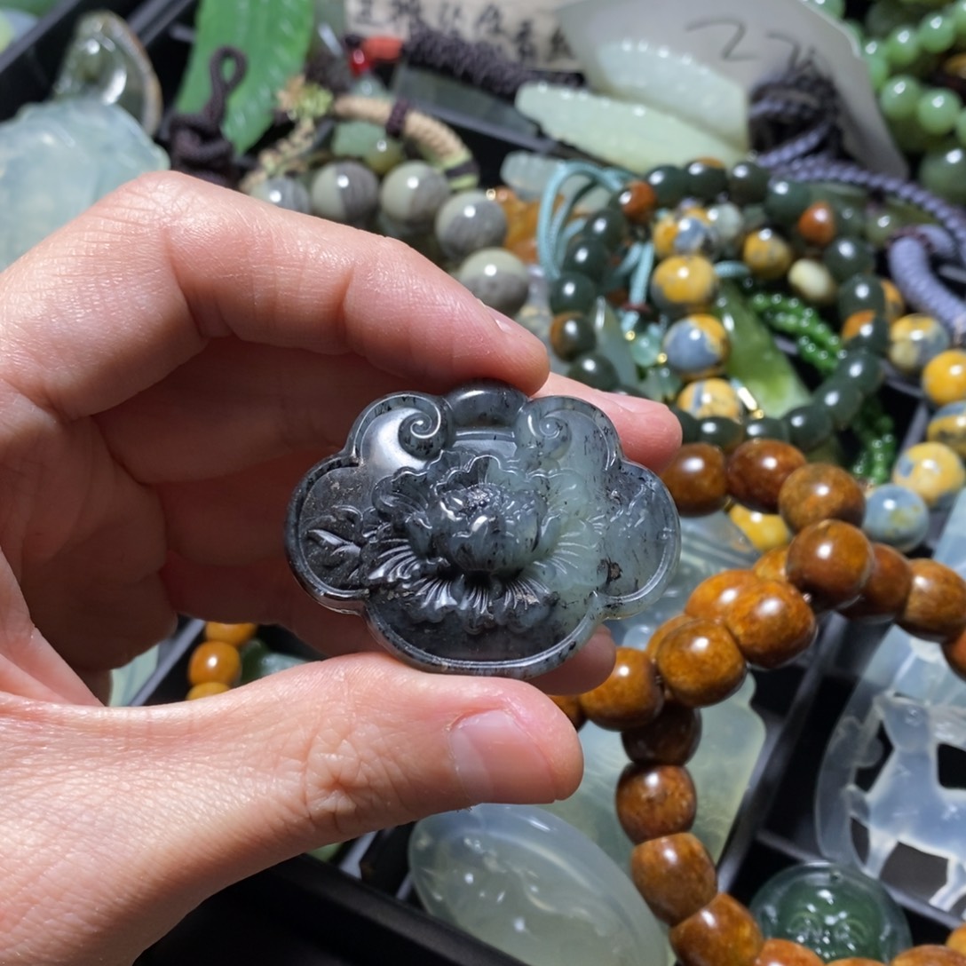 蛇纹石玉未镶嵌颈饰