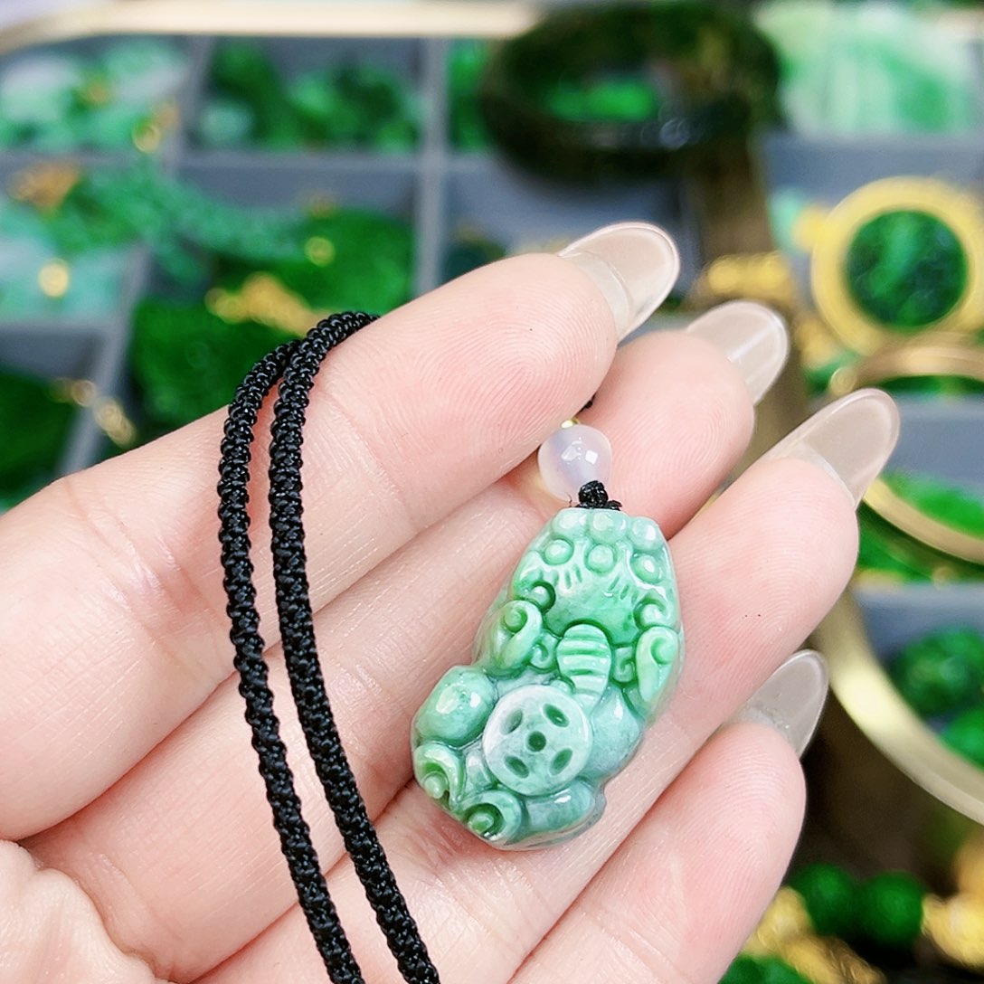 翡翠颈饰未镶嵌吊坠