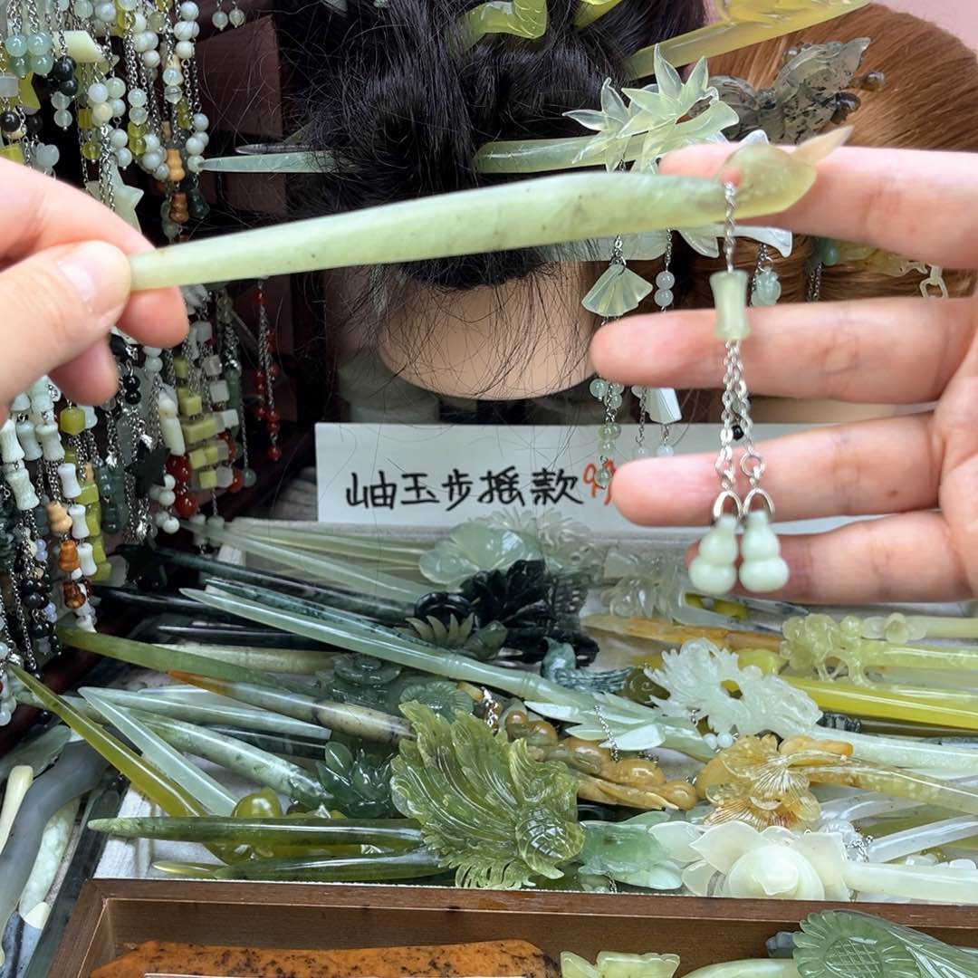 蛇纹石玉发饰未镶嵌双面雕工，长度19左右