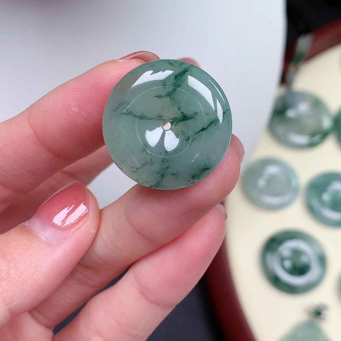 翡翠颈饰未镶嵌平安扣