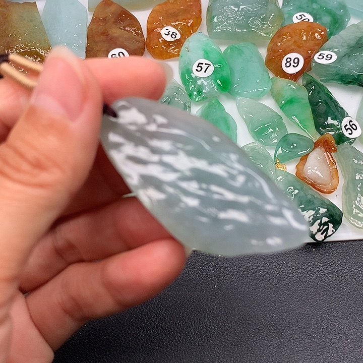 翡翠未镶嵌颈饰随型