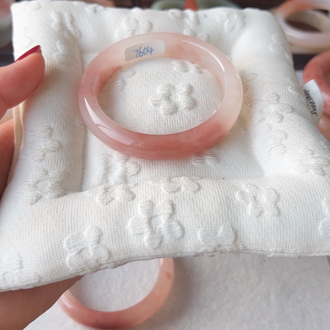 卡****石英岩玉未镶嵌手镯