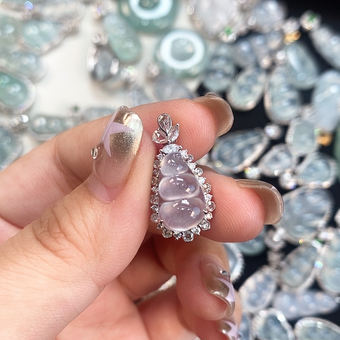 翡翠18K金镶嵌颈饰