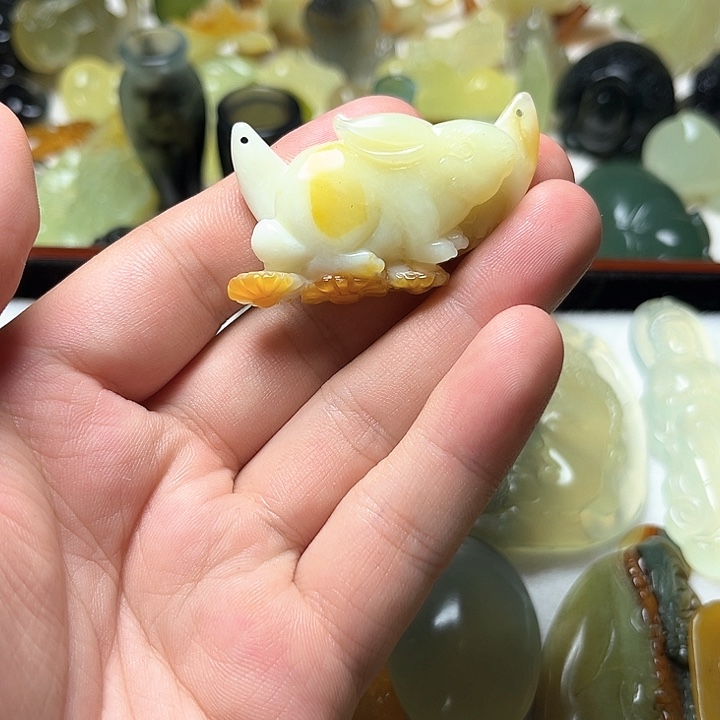 未镶嵌蛇纹石玉颈饰一****8