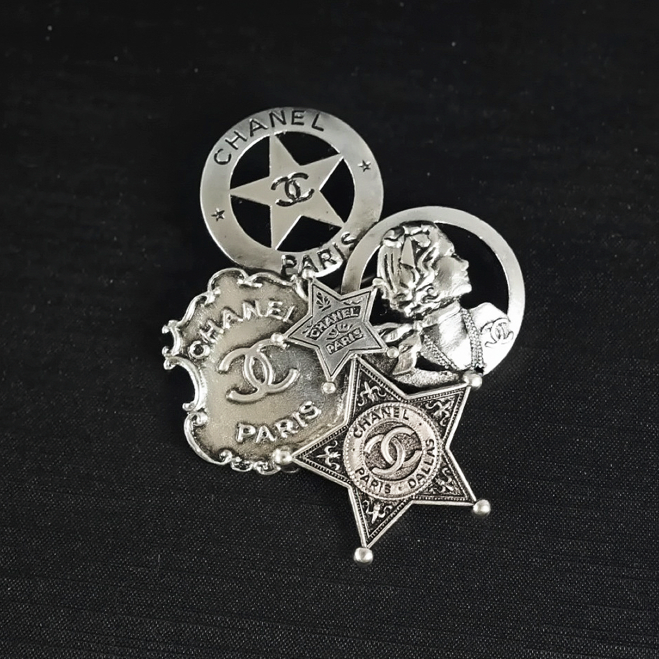 Chanel 达拉斯系列银徽章胸针