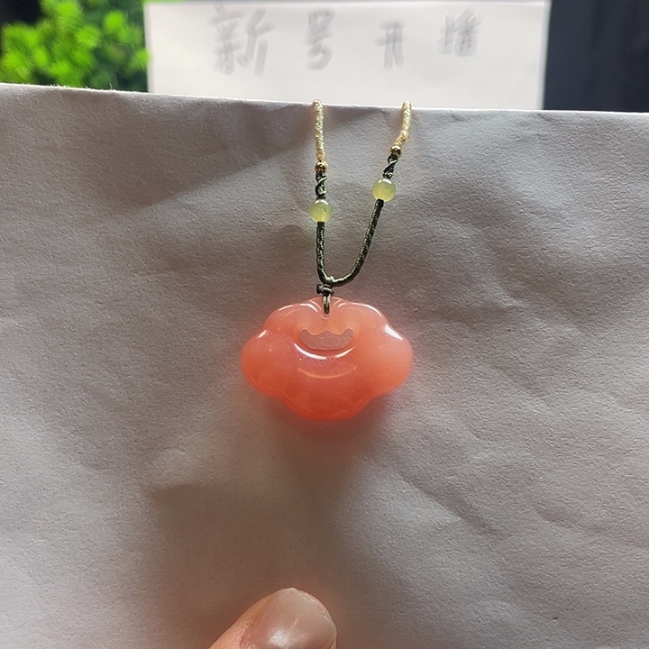 颈饰未镶嵌石英质玉（金丝玉）