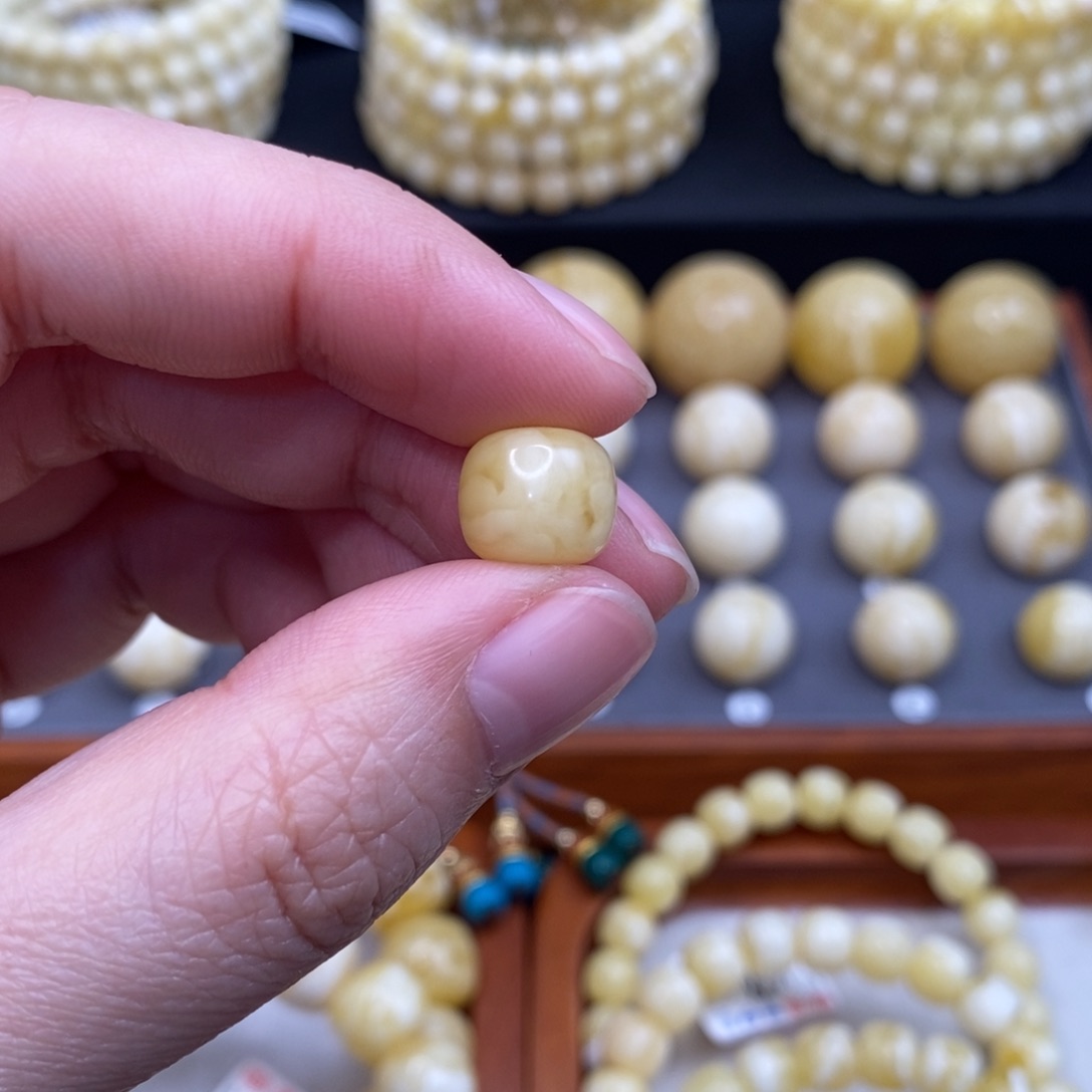 齐***美蜜蜡未镶嵌珠宝奇石