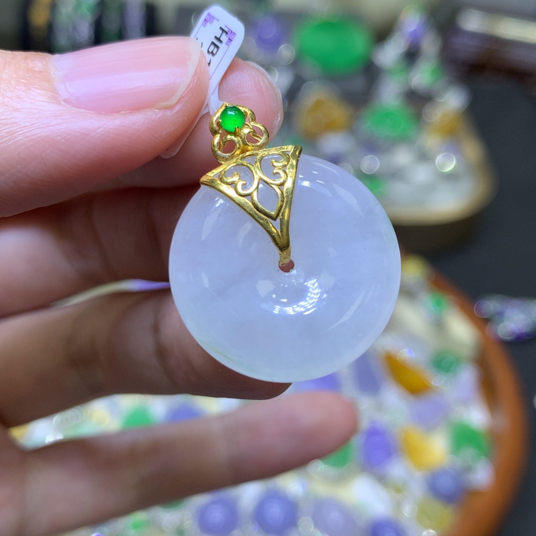 翡翠颈饰18K金镶嵌翡翠吊坠翡翠