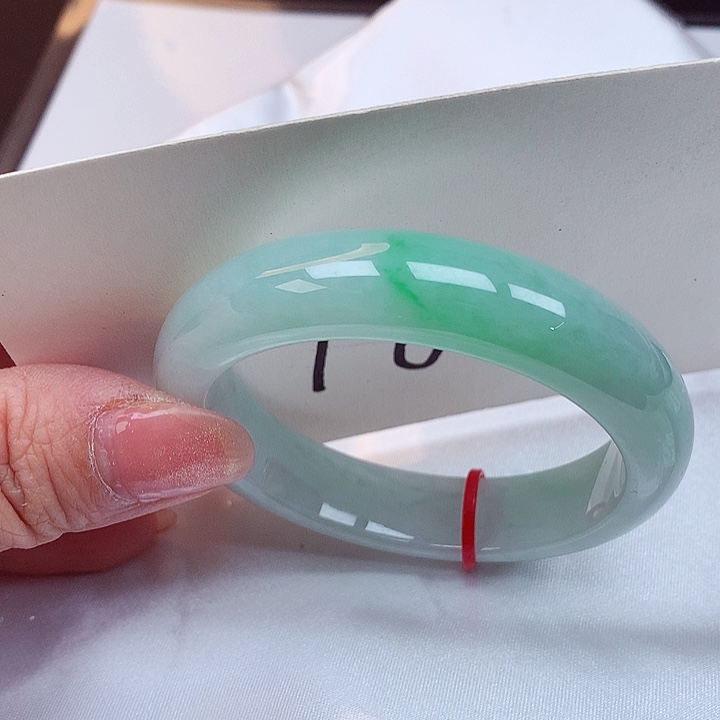 翡翠手镯未镶嵌翡翠